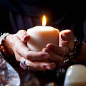 velas con manos.jpg
