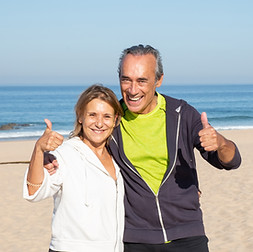 retrato-de-una-pareja-de-jubilados-disfrutando-de-un-buen-dia-y-activo-hombre-y-mujer-sonr