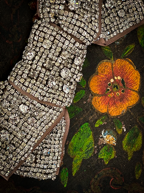 Miniatura: Particolare di un fiocco vintage coperto da swarovski