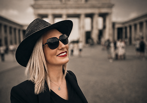 vanessa-schwarzer-portraet-brandenburger-tor-berlin.PNG