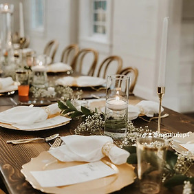 event tablescape with gold candlesticks and plate chargers