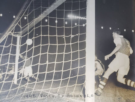 Veja foto rara de gol histórico do Vasco em jogo contra o Arsenal em 1949 em São Januário