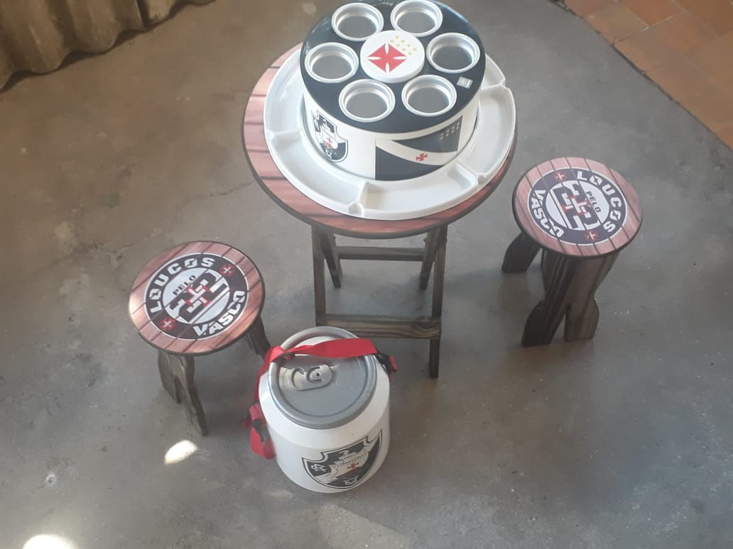 Conjunto mesa e banco de Bar Loucos Pelo Vasco