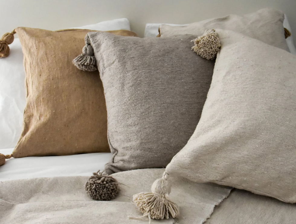 HOUSSE COUSSIN A POMPONS TAUPE