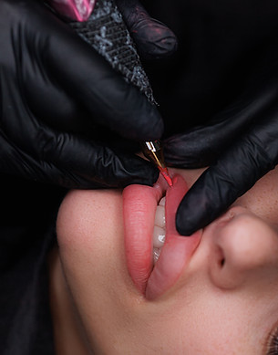 delicate-permanent-lip-makeup-for-blondes-2023-11-27-05-05-34-utc.jpg