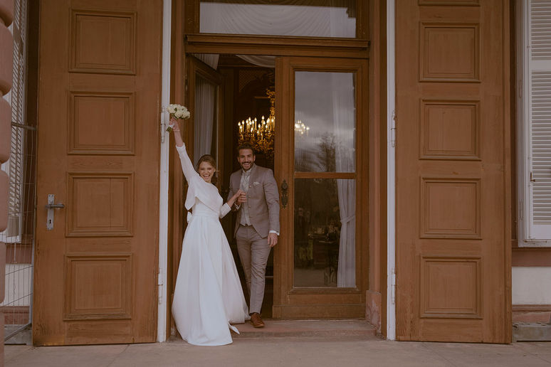 Hochzeitsfotografie Schloss Philippsruhe, Hanau verliebtes Hochzeitspaar, Standesamt rauslaufen
