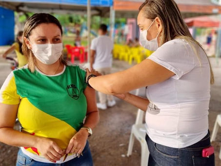 Sucesso! Senador Guiomard vacinou contra Covid-19 na praça.