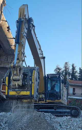 A journey from the successful experiment of an Italian company to the Vegas strip: to prove how easy it is to recover demolition debris with MB Crusher crusher buckets.