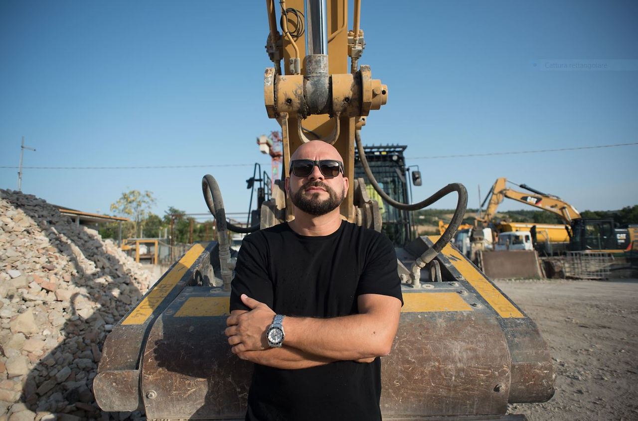 A journey from the successful experiment of an Italian company to the Vegas strip: to prove how easy it is to recover demolition debris with MB Crusher crusher buckets.