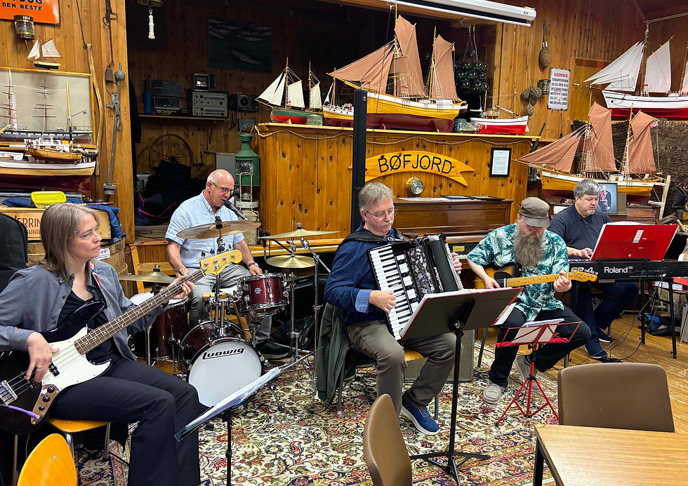 Som ofte før skapte Hjemmelaget flott musikkstemning på museet. Frå venstre Anne Dyrnes (bassgitar og song), Tony Hopen (perkusjon og song), leiar Peder Hønsvik, gitarist Espen Wilhelmsen og keyboardist Alex Kurbanov. Foto Bernt Bøe