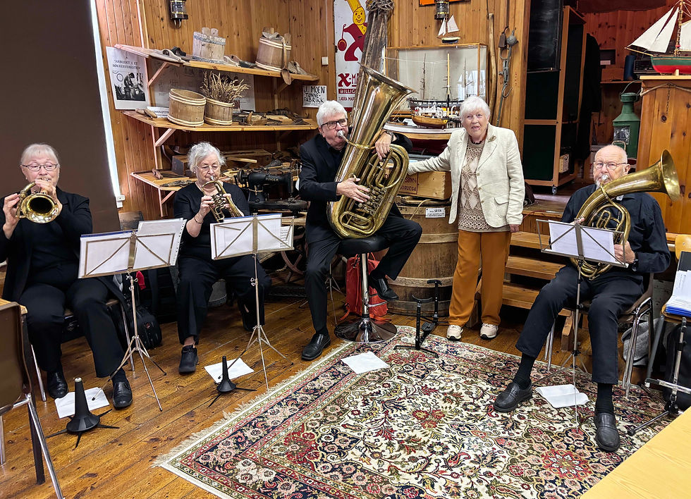Messingkvartetten spela gratulasjon til biletkunstnar Sigrun Hesjehagen, som fylte år. Frå venstre Eli Berg, Tone Hustad, Bjørn Stomsvik, jubilant Sigrun og Sigfred Gravvold. Foto Bernt Bøe