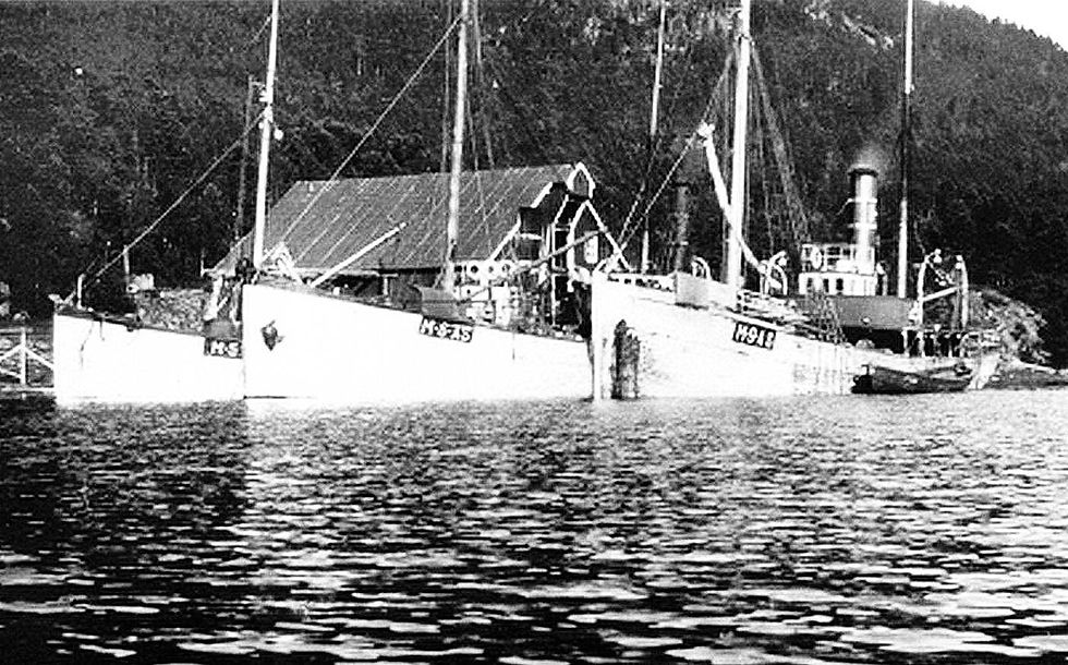 «Skrøyfa» (inst), «Bøfjord» og «Hjelmen I» ved mottaket på Skrøvsetskjeret (nedafor dagens Sjøbruksmuseum) etter sildetur til Island i 1918. Fabrikkbygninga står i dag ved Strandly i Bøverfjorden. Arkiv Bøfjorden Historielag