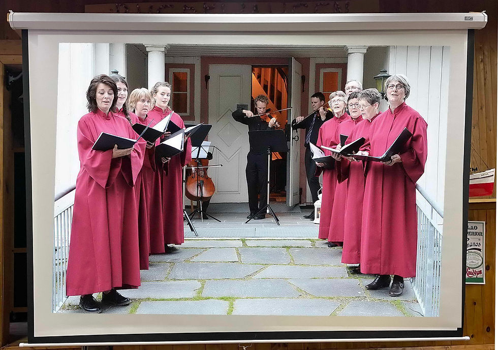 Frå biletkåseriet: Jonsvaka-konsert på kyrkjetrappa. Foto Mali Settem