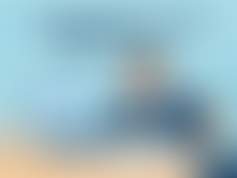 オフィスで頭を抱える若い社長の横に、パソコン画面に表示されたfreeeの画面が描かれており、「freeeを使ってるのに、経理が回らない…」というコピーが中央に配置されたイラスト。背景には混乱した経理書類や帳票が散らばり、右下にはKBOSSのロゴが表示されている。