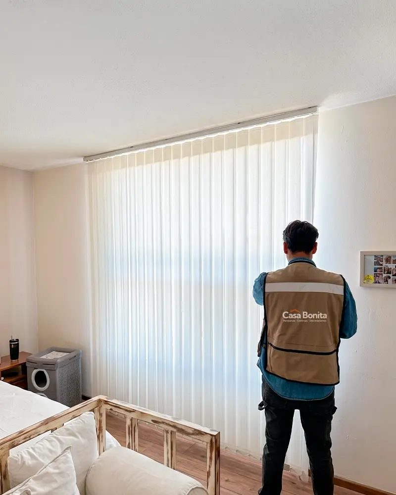 tecnico-colocando-cortinas-verticales-waves-en-ventanal-casa-bonita_Torreon.webp