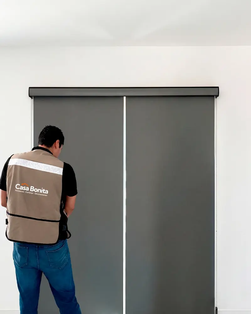 instalacion-de-persianas-enrollables-blackout-color-gris-casa-bonita_Merida.webp