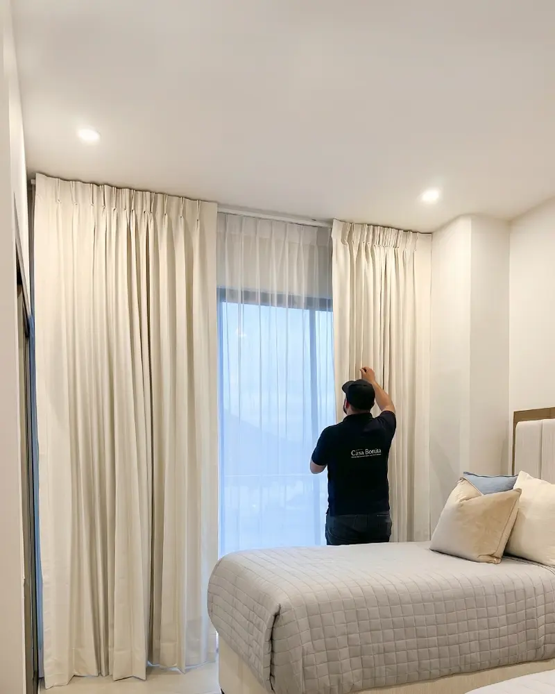 tecnico-instalando-cortinas-plitz-frances-de-tela-en-recamara-casa-bonita_Monterrey.webp