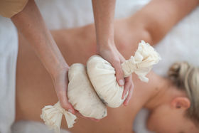 Kräuterstempel Massage