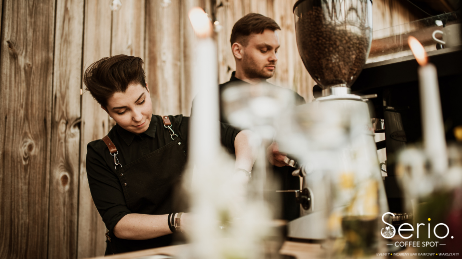 Mobilny bar kawowy. Barista na targi. Kawa na konferencję