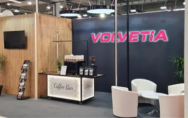 Piękny mobilny bar kawowy Serio.coffee spot idealnie wkomponowany w stoisko klienta Wolwetia na targach rolniczych w Kielcach