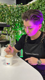 mobilni bariści na stoisku klienta, latte art