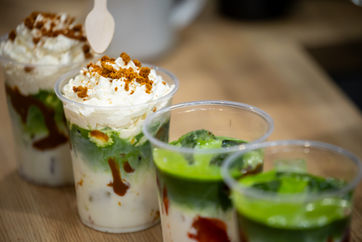 matcha latte i profesjonalnyb barista na targi