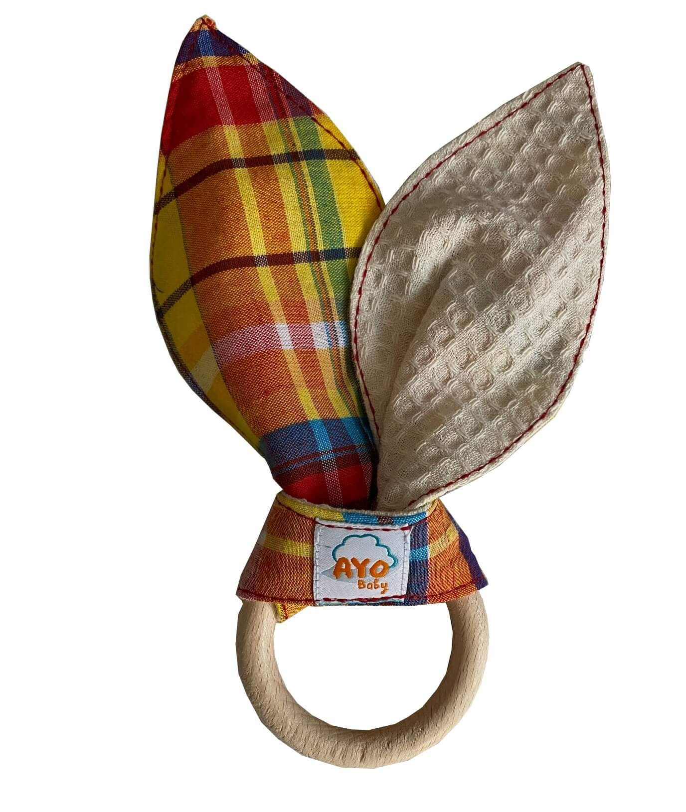 Photo d'Anneau de dentition en bois naturel d'hêtre- tissu madras  et nid d'abeille .