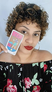 Foto de Romanchyr anos atrás segunrando uma carta do Tarot egipcio de Kier