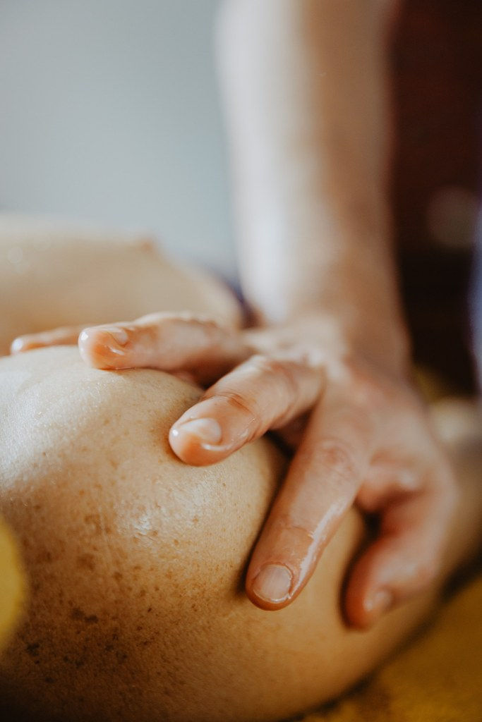 Massage bien-être pour personnes âgées : pourquoi le toucher reste essentiel
