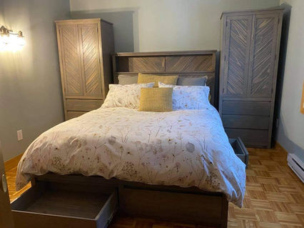 chambre à coucher, meuble , sur mesure, style chevron, pin massif, teint, vernis, ébénisterie, ébéniste, haut de gamme.
