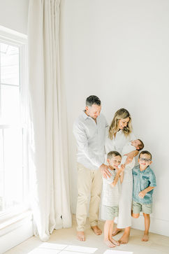 in-home newborn photographer, colleen lindhurst photography, family of 5, ponte vedra, jacksonville, st augustine, nocatee newborn and family photographer