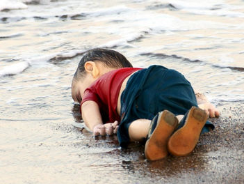 全球艺术家画17张漫画悼念3岁小难民Aylan。