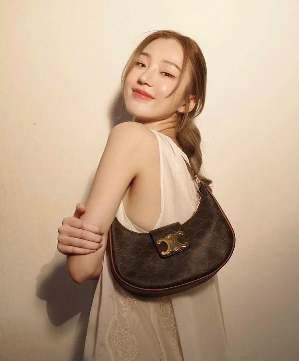 Hình thu nhỏ: Celine Medium ava triomphe bag 