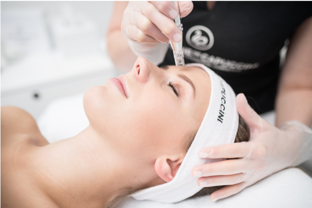 eine Frau erhält eine Microneedling Behandlung mit dem DermaTech Pen