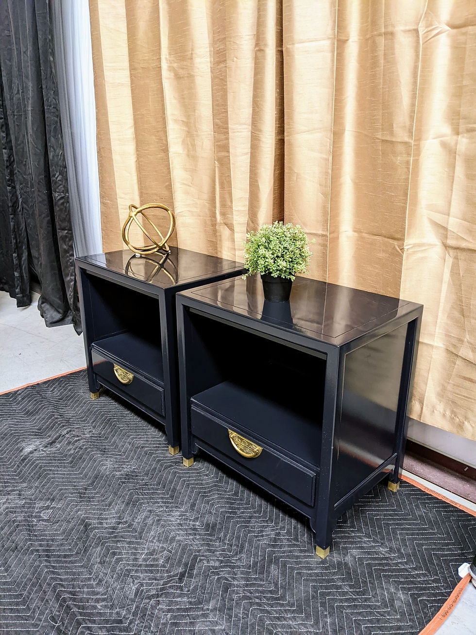 Thumbnail: Pair Century Chin Hua Night Stands Glossy Black