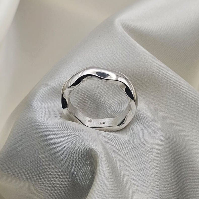 Thumbnail: Sculpted Wave Band Ring