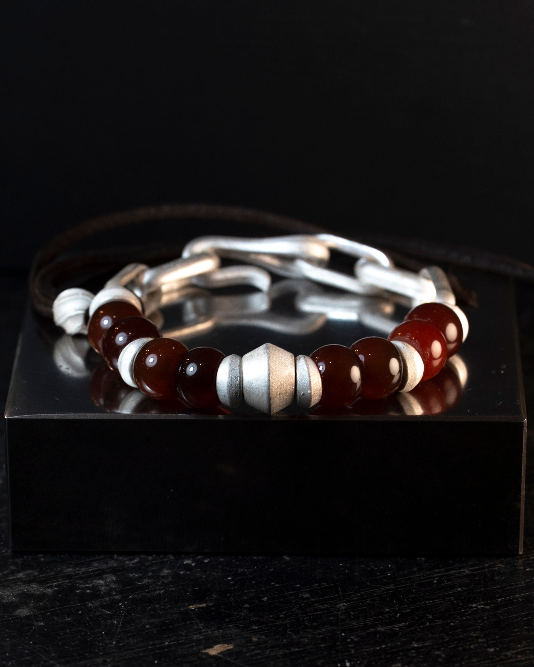 "PARO" TIBETAN OLD AGATE BEADS BRACELET <SIGNITURE COLLECTION>