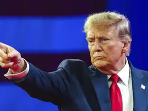 imagen de Donald Trump señalando con el dedo
