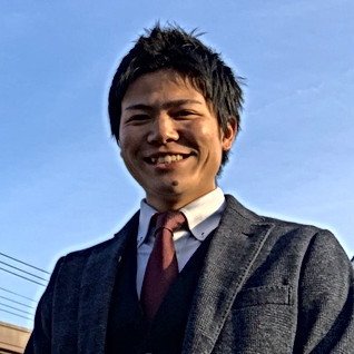 笑顔の男