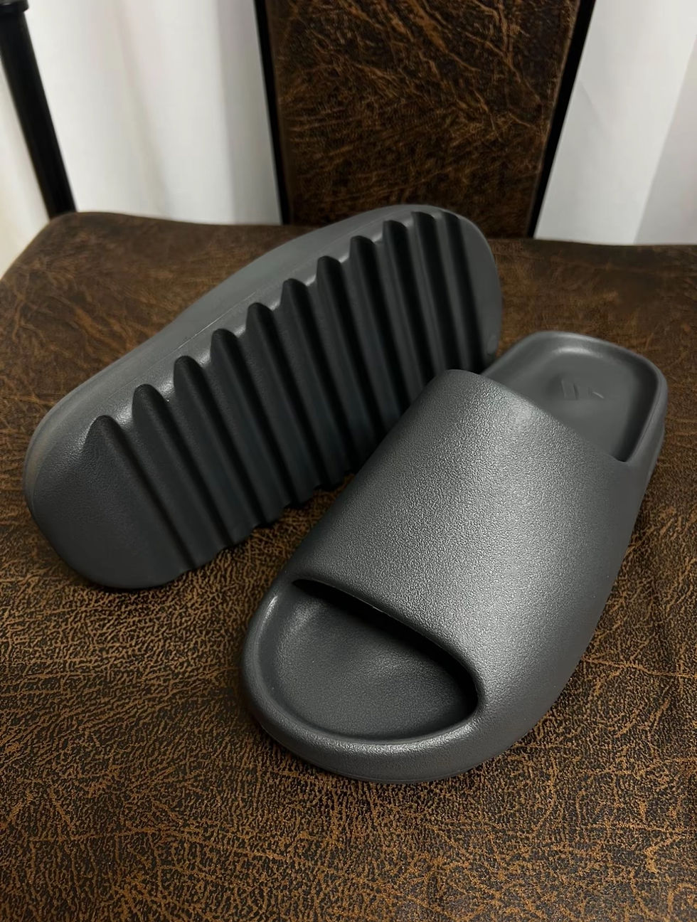 Hình thu nhỏ: Adidas YEEZY Slide Slide 'Granite'