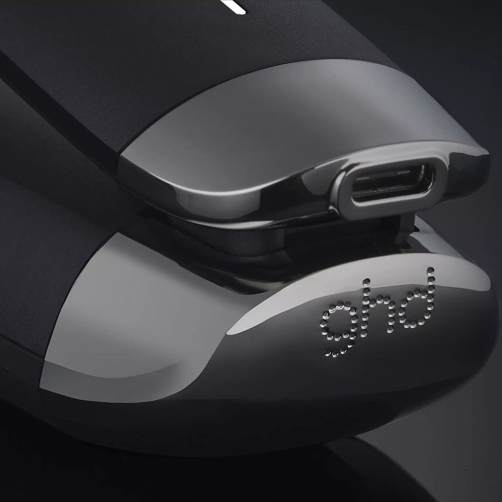 Miniaturbild: Schwarzes ghd Gerät Nahaufnahme mit ghd-Logo, USB-Anschluss, HaarPflegeShop.