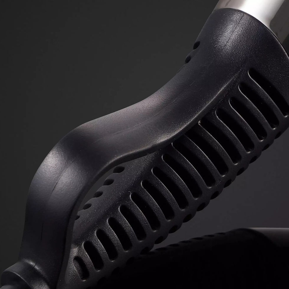 Miniaturbild: Detailaufnahme des schwarzen ghd CHRONOS Fortschrittlichstes Glätteisen Schwarz 26 mm Griffs, grauem Hintergrund.