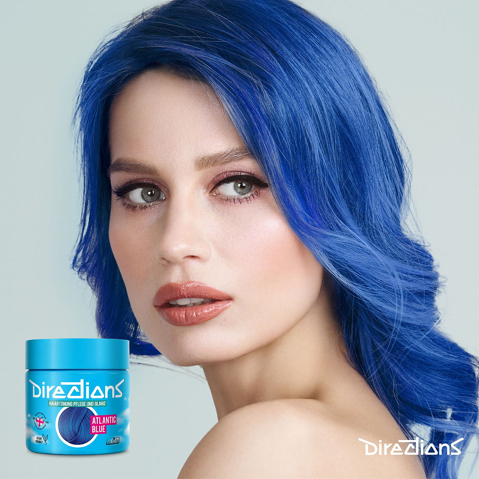Frau mit blauen Haaren und Directions Haarfarbe, La Riche Directions Ultraviolet 100 ml.