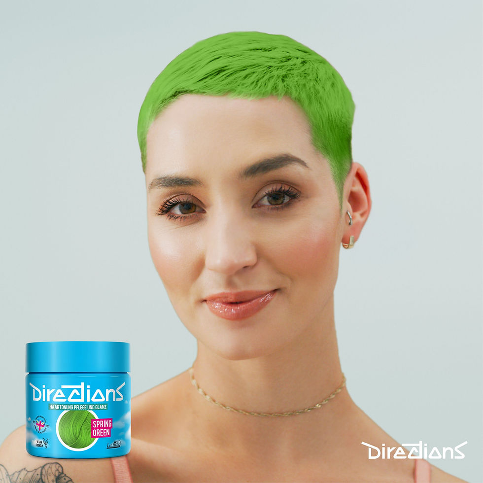 Frau mit grün gefärbten Haaren, hält Directions Haartönung, La Riche Directions HaarPflegeShop