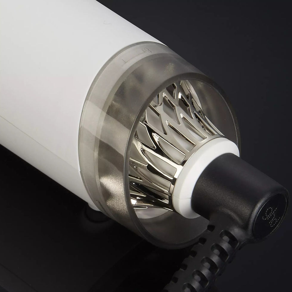 Miniaturbild: Detailaufnahme weißer Haartrockner, schwarzer Griff, Hintergrund, ghd CURVE Thin Wand Lockenstab 14 mm.