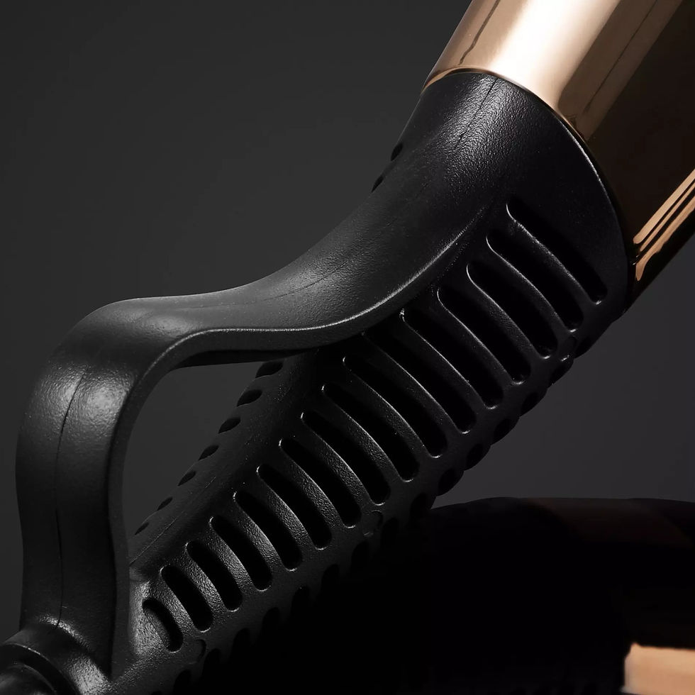 Miniaturbild: Schwarzes Glätteisen Detail, ghd CHRONOS Fortschrittlichstes Glätteisen Schwarz 26 mm, auf dunklem Hintergrund HaarPflegeShop