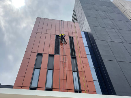 What are the safety regulations for commercial window washing in Sydney?