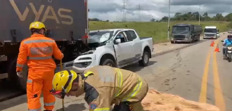 Motorista sofre traumatismo em acidente com carreta em Poços de Caldas