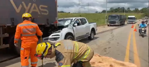 Motorista sofre traumatismo em acidente com carreta em Poços de Caldas