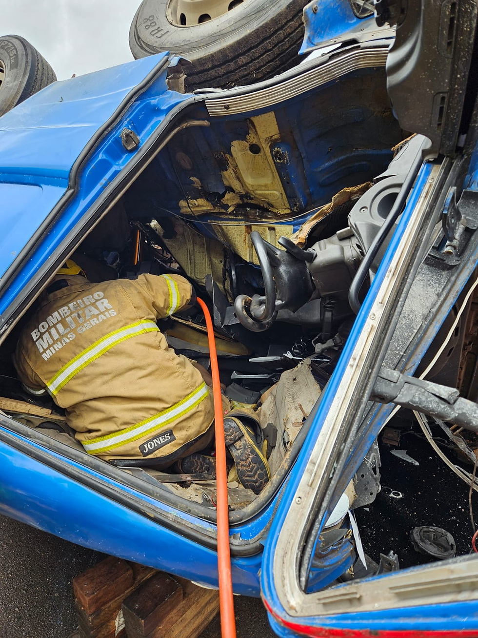 Capotamento de caminhão na Fernão Dias deixa mulher morta e motorista ferido